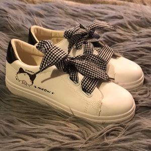 NWOB kitty sneakers with checkered laces size 8.5